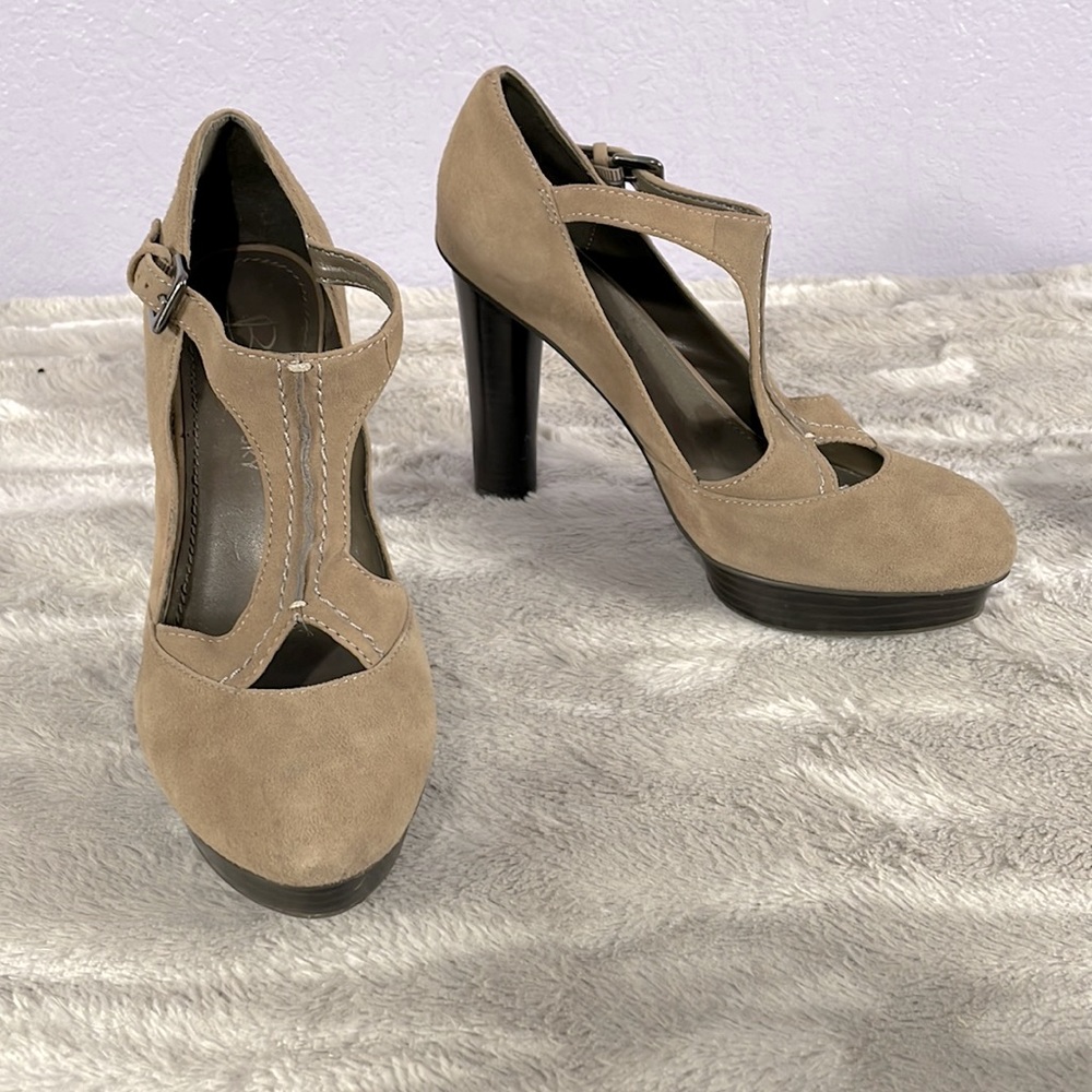 B Makowsky Verona T Strap Mary Jane Platform Stacked Heels sz 8.5